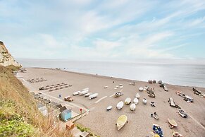 Fantastic 1BD Hideaway, 2 Minutes to the Sea