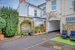 Fantastic 1BD Hideaway, 2 Minutes to the Sea