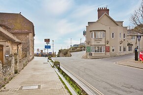 Fantastic 1BD Hideaway, 2 Minutes to the Sea