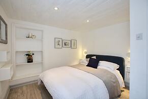 Fantastic 1BD Hideaway, 2 Minutes to the Sea