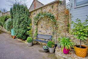 Fantastic 1BD Hideaway, 2 Minutes to the Sea