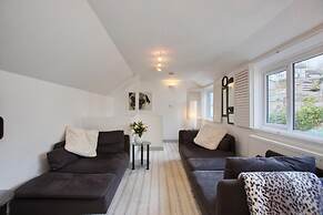 Fantastic 1BD Hideaway, 2 Minutes to the Sea