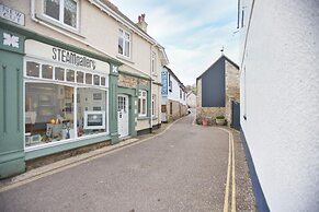 Fantastic 1BD Hideaway, 2 Minutes to the Sea