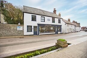 Fantastic 1BD Hideaway, 2 Minutes to the Sea