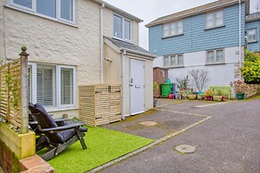 Fantastic 1BD Hideaway, 2 Minutes to the Sea