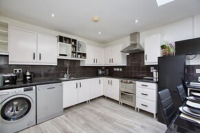 Fantastic 1BD Hideaway, 2 Minutes to the Sea