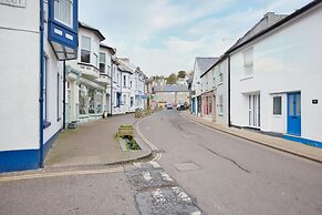 Fantastic 1BD Hideaway, 2 Minutes to the Sea