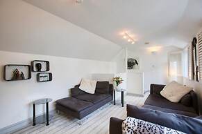 Fantastic 1BD Hideaway, 2 Minutes to the Sea