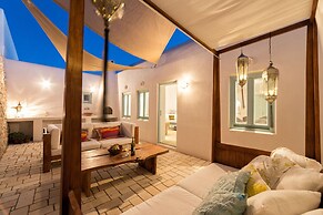 Sleeps8-parking-garden-pool-sunsets-barbeque