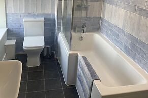 Cottage - Sleeps 4 - Pet Friendly - Parking