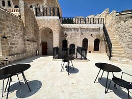 Tuğmaner Small House Ajar