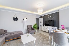 Stunning Gorgeous 2 BR near Golden Horn