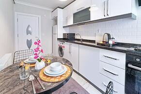 Stunning Gorgeous 2 BR near Golden Horn