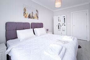 Stunning Gorgeous 2 BR near Golden Horn