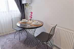 Stunning Gorgeous 2 BR near Golden Horn
