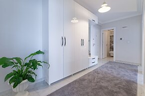 Stunning Gorgeous 2 BR near Golden Horn