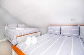 Deck House Limit 25 7 Bedroom Villa by RedAwning