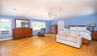 Deck House Limit 25 7 Bedroom Villa by RedAwning