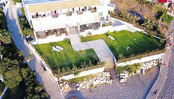 Beachfront 4-bed Luxury Suite - Agios Gordios Corfu Greece