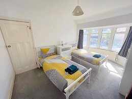 Spacious 4-bed House in Thornton Heath