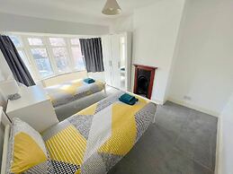 Spacious 4-bed House in Thornton Heath