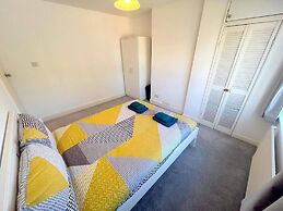 Spacious 4-bed House in Thornton Heath