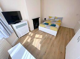 Spacious 4-bed House in Thornton Heath