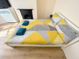 Spacious 4-bed House in Thornton Heath
