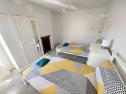 Spacious 4-bed House in Thornton Heath