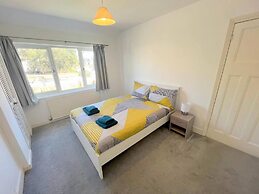 Spacious 4-bed House in Thornton Heath