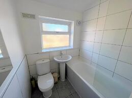 Spacious 4-bed House in Thornton Heath