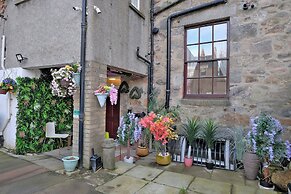 Grand Mansion, 9 Beds, Sleeps 17, Parking - Groups