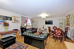 Grand Mansion, 9 Beds, Sleeps 17, Parking - Groups