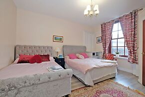Grand Mansion, 9 Beds, Sleeps 17, Parking - Groups