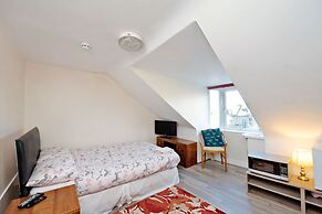 Grand Mansion, 9 Beds, Sleeps 17, Parking - Groups