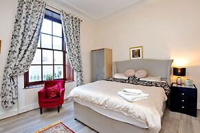 Grand Mansion, 9 Beds, Sleeps 17, Parking - Groups