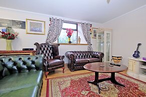 Grand Mansion, 9 Beds, Sleeps 17, Parking - Groups