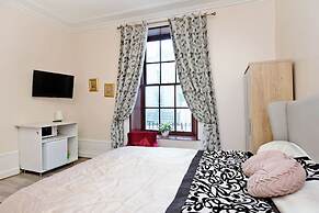 Luxurious Aberdeen Retreat Sleeps 21 & Parking