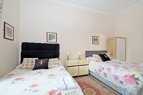 Grand Mansion, 9 Beds, Sleeps 17, Parking - Groups
