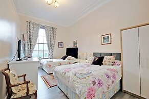 Grand Mansion, 9 Beds, Sleeps 17, Parking - Groups