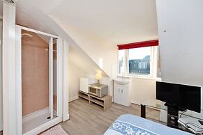 Grand Mansion, 9 Beds, Sleeps 17, Parking - Groups