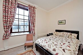 Grand Mansion, 9 Beds, Sleeps 17, Parking - Groups