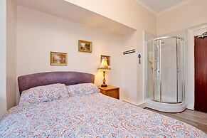 Grand Mansion, 9 Beds, Sleeps 17, Parking - Groups