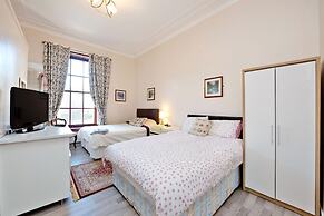 Grand Mansion, 9 Beds, Sleeps 17, Parking - Groups