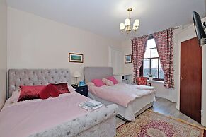 Grand Mansion, 9 Beds, Sleeps 17, Parking - Groups