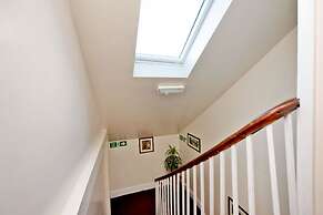 Grand Mansion, 9 Beds, Sleeps 17, Parking - Groups