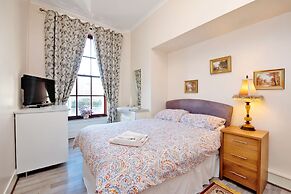 Grand Mansion, 9 Beds, Sleeps 17, Parking - Groups