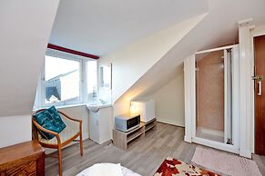 Grand Mansion, 9 Beds, Sleeps 17, Parking - Groups