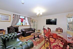 Grand Mansion, 9 Beds, Sleeps 17, Parking - Groups
