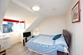 Grand Mansion, 9 Beds, Sleeps 17, Parking - Groups